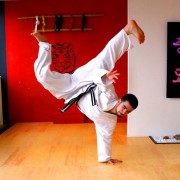 Taekwondo Akrobatik, Jugendliche, Rundkick mit einer Hand am Boden
