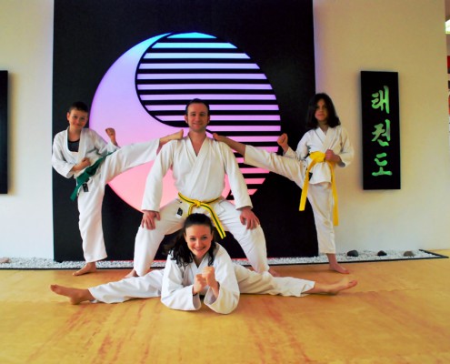 Taekwondo Familie in Harmonie mit Zusammenhalt und gemeinsamer Aktivität