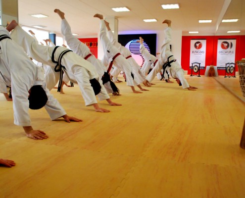 gruppentraining gymnastik skorpionhaltung zur dehnung von Schultern Rücken und Beinen