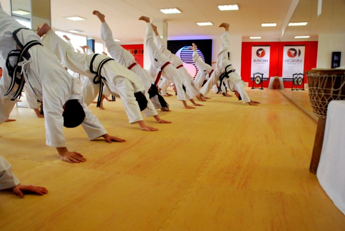 gruppentraining gymnastik skorpionhaltung zur dehnung von Schultern Rücken und Beinen