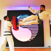 Taekwondo Akrobatik - extrem hoher Sprung mit Doppelkick auf Schlagpolster - beide Füße nach vorne