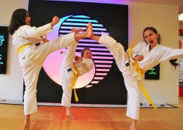 Taekwondo Kinder - drei Mädchen - Freikampf Übung - sehr hohe Kicks