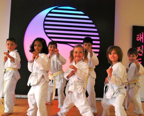 Klein-Kindergruppe mit viel Spass und Freude am Taekwondo